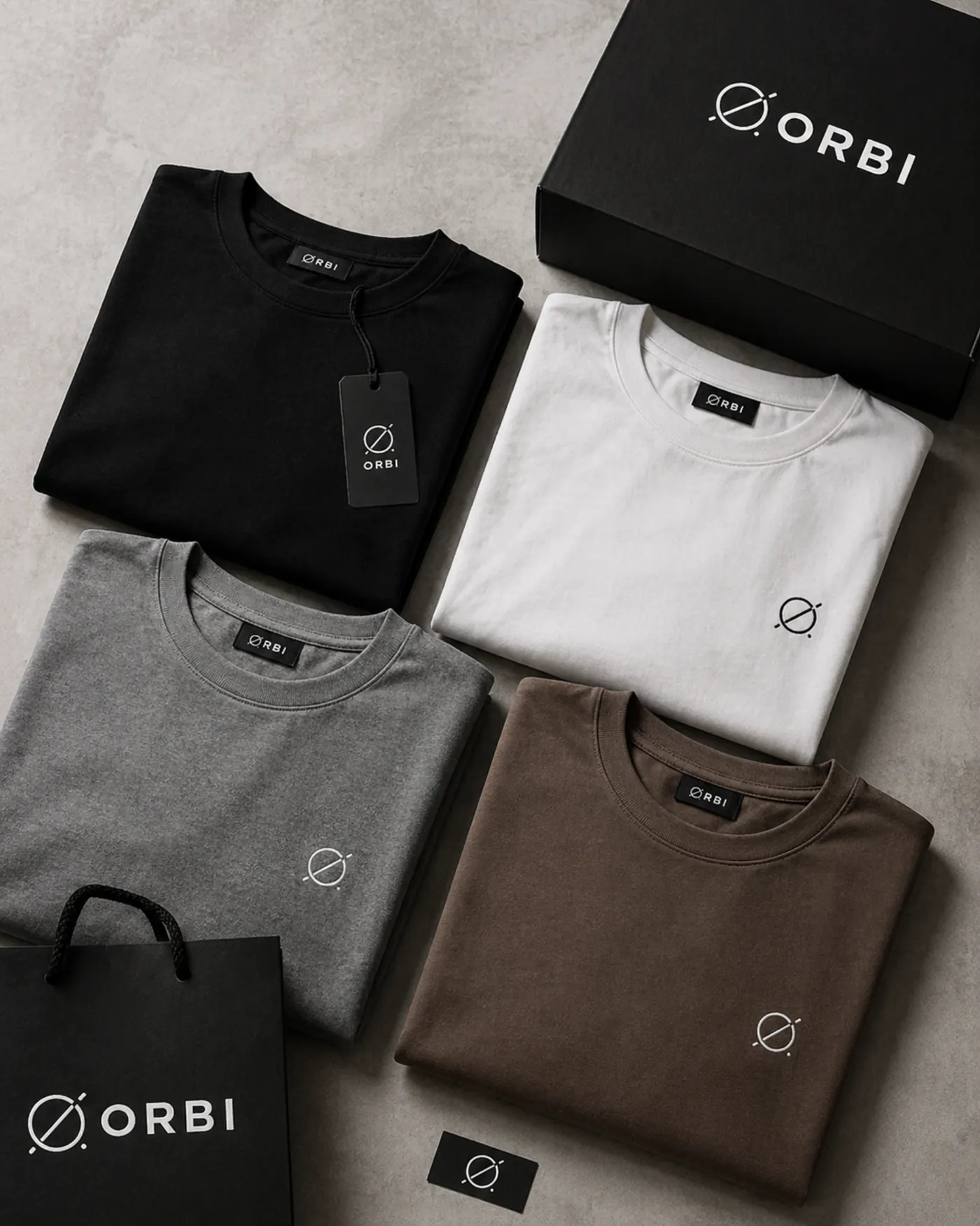 Flat lay real de camisetas ORBI com embalagem e identidade visual
